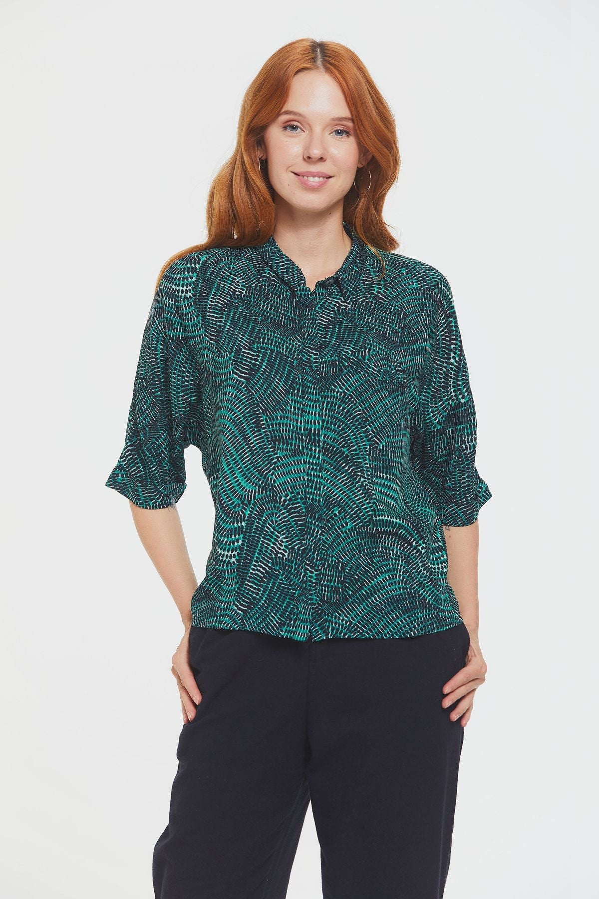 Loose Fit Women's Shirt with Classic Collar Green