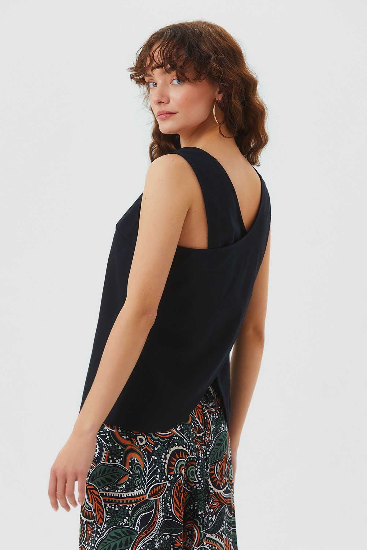 Unique Back Design Sleeveless Top Black