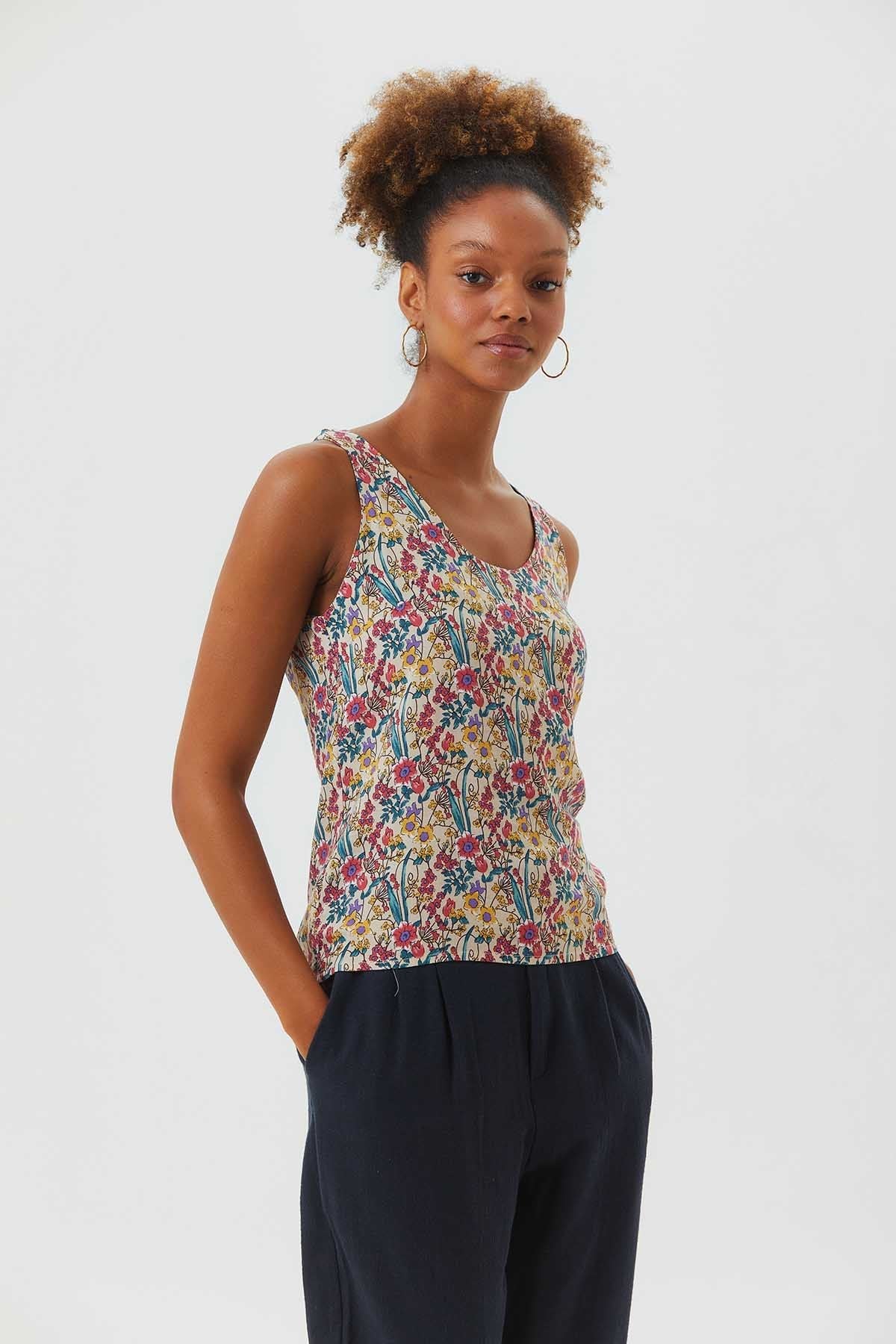 Scoop Neck Sleeveless Basic Blouse Beige