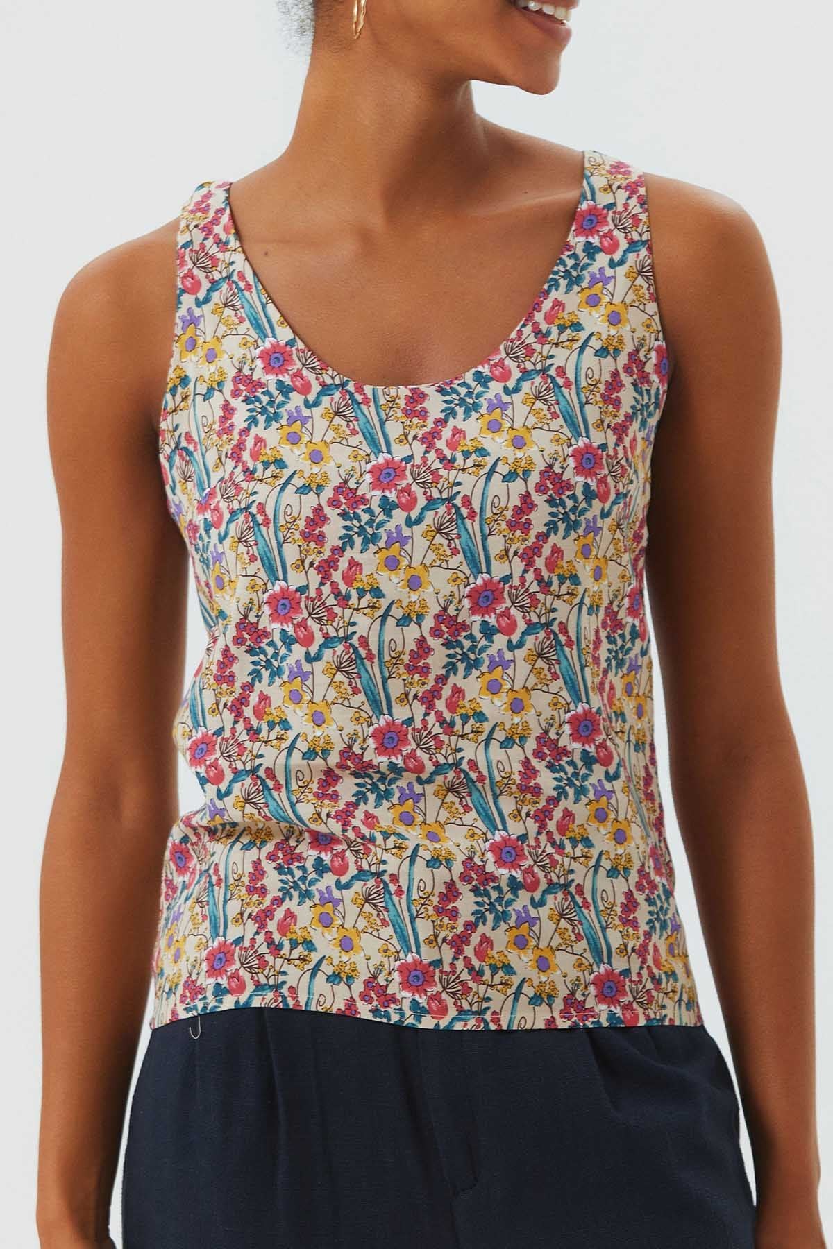 Scoop Neck Sleeveless Basic Blouse Beige