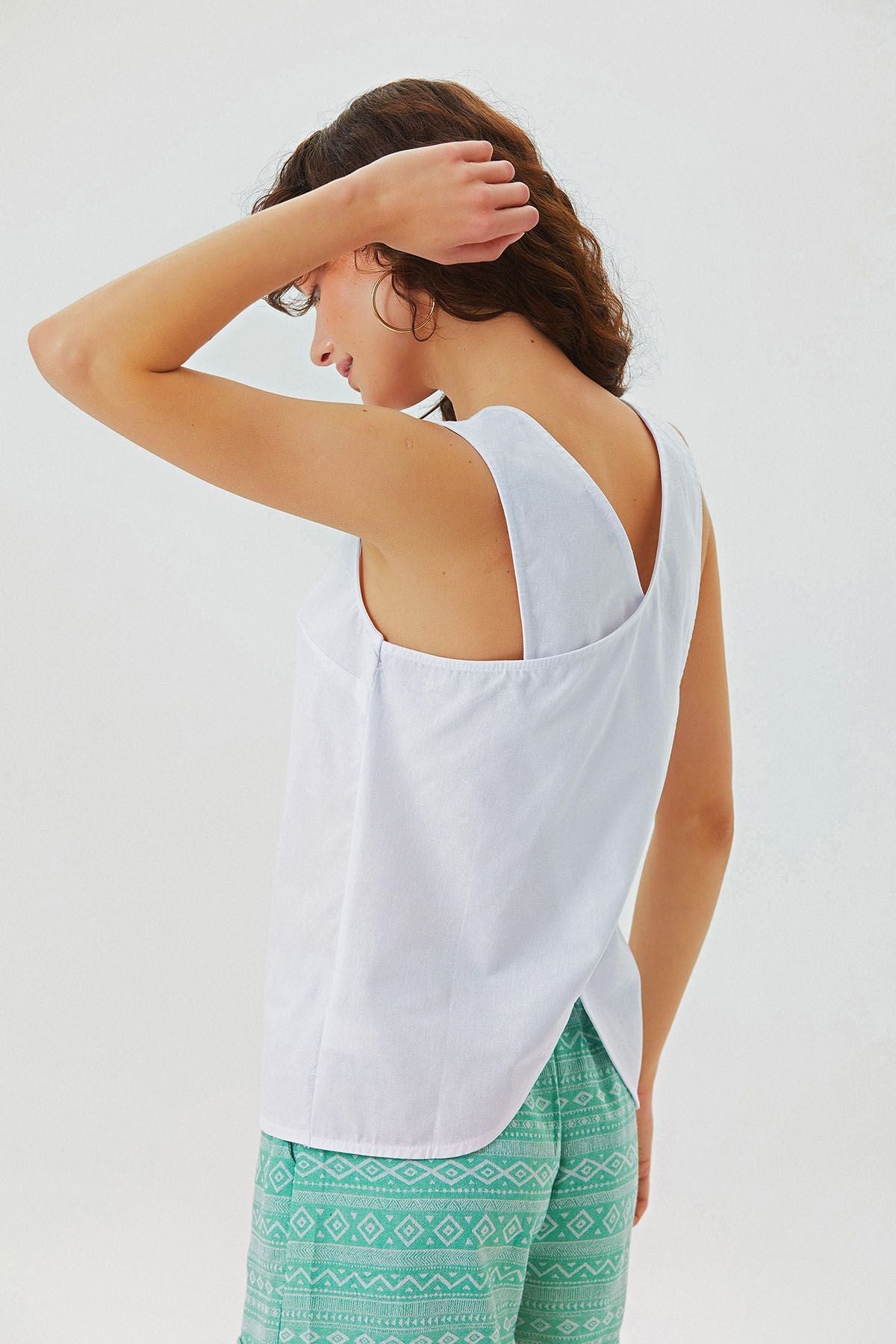 Unique Back Design Sleeveless Top White